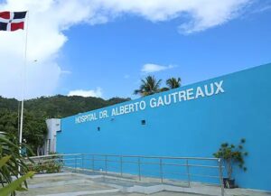 Realizan culto en hospital de Sánchez para exigir aumento salarial