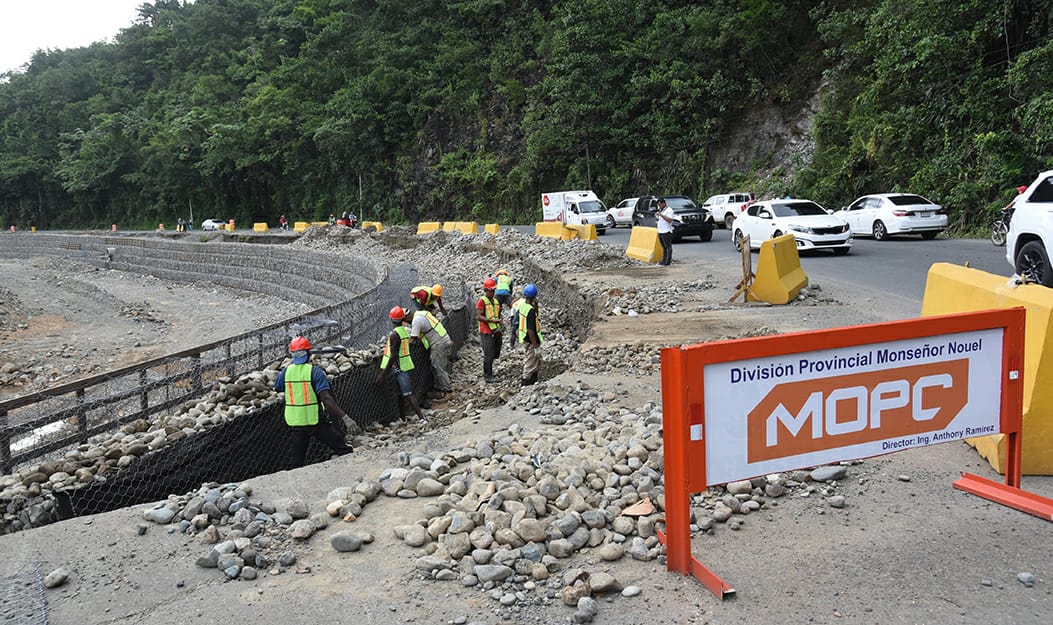 Obras Públicas supervisa trabajos carretera Piedra Blanca-Maimón-Cotuí