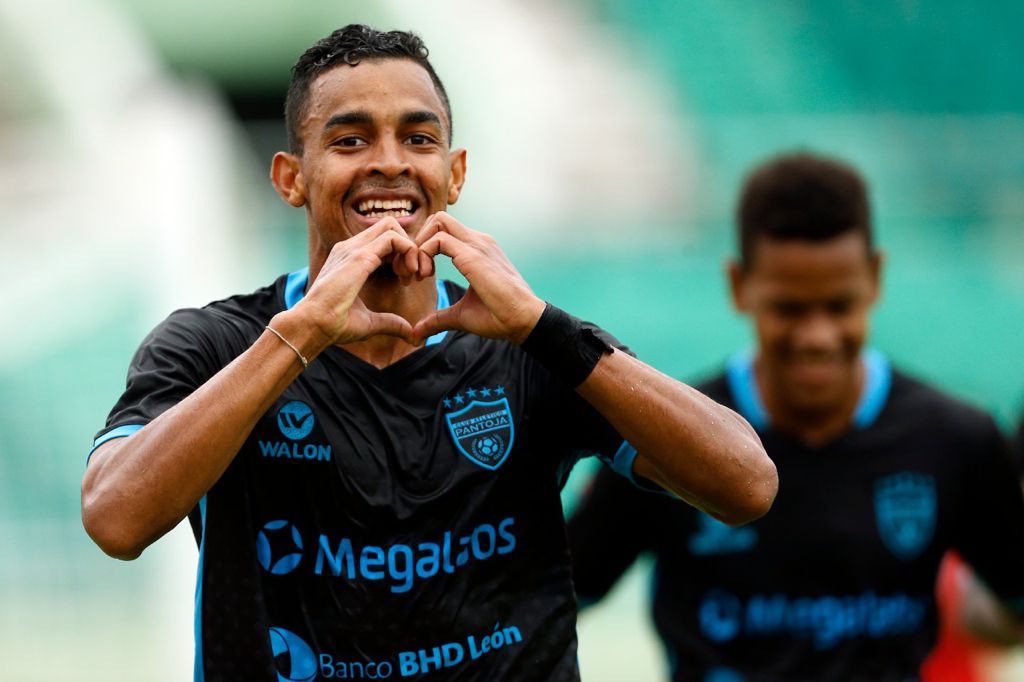 Ernesto Trinidad, jugdor de Pantoja luego de anotar gol frente a Jarabacoa