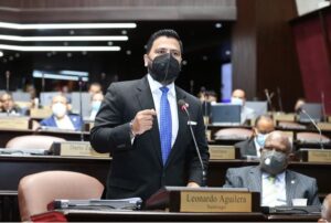 Diputado Leonardo Aguilera deplora insistencia de colegios privados por cobro de reinscripción