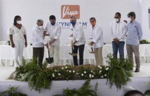 Presidente Abinader da primer picazo en construcción de hotel de Miches