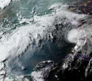 Elsa se fortaleció este martes al subir sus vientos máximos a 75 millas por hora (120 km/h) y se convirtió de nuevo en un huracán