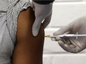 Con poca asistencia y sólo en algunos centros inicia aplicación tercera dosis