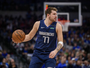 El jugador de los Dallas Mavericks, el esloveno Luka Doncic es el protagonista de la portada del videojuego de baloncesto, NBA 2K22.