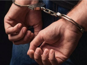 Arrestan padres que llevaban niños a limpiar vidrios en Distrito Nacional 