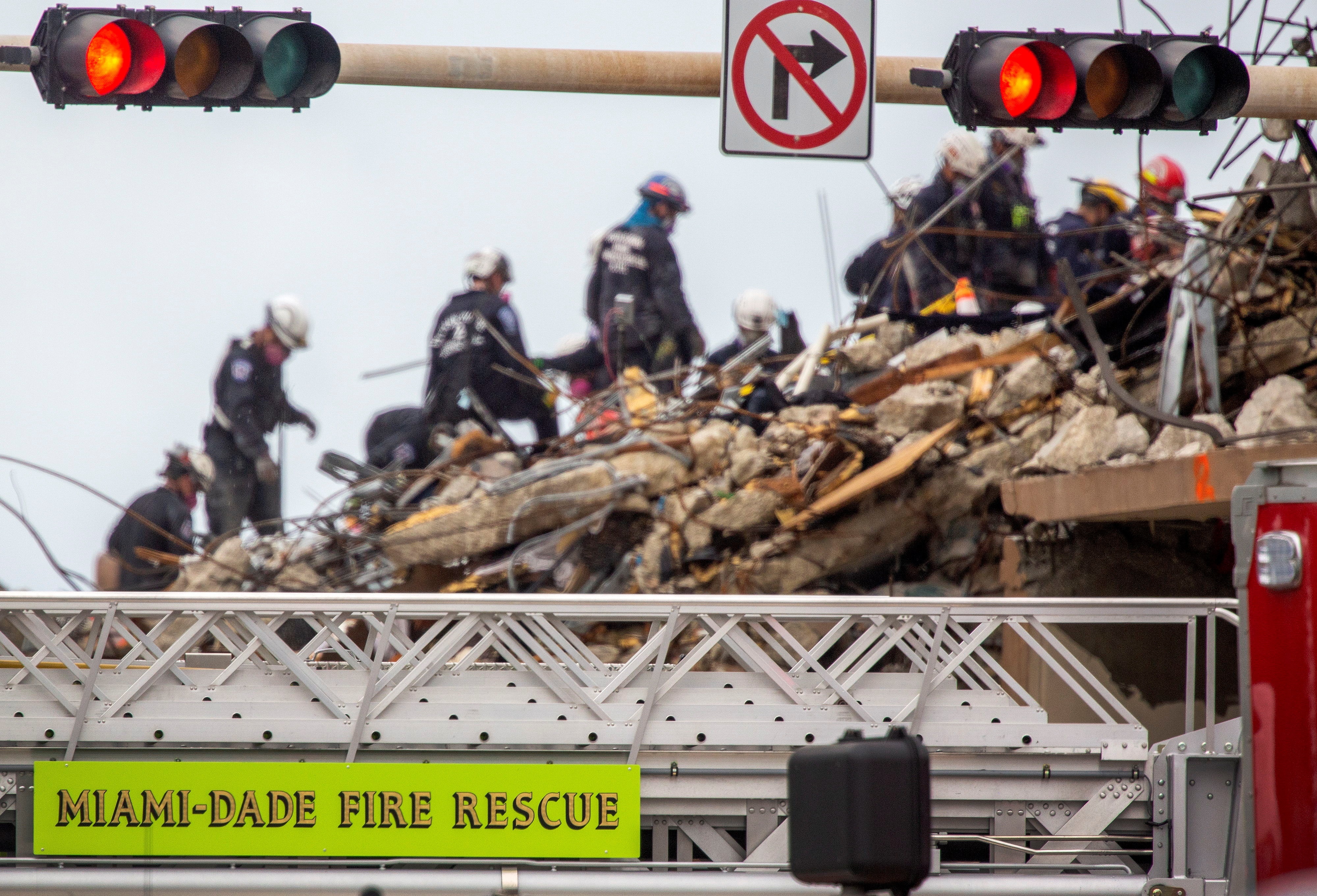 Equipos de rescate en el edificio que colapsó parcialmente en Surfside