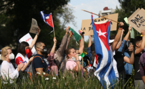Simpatizantes y opositores del Gobierno cubano que lidera Miguel Díaz-Canel chocaron este lunes en protestas en la Embajada de Cuba en México