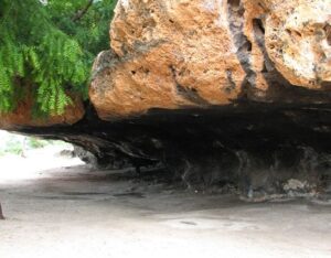 Pescadores de Pedernales piden ayuda para dragar montaña de arena que les impide penetrar al mar 