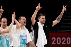 Luka Doncic anotó 25 puntos y descanso en el último cuarto en la victoria de Slovenia sobre Japón en baloncesto masculino olímpico de Tokio 2020.