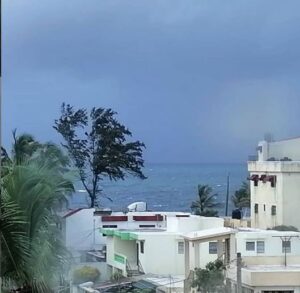 Elsa se degradó a tormenta tropical a su paso por el Mar Caribe, pero continúan las proyecciones de lluvias para toda la República Dominicana