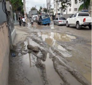 Residentes en el sector La Ciénega del kilómetro 14 de la autopista Duarte, denunciaron el mal estado en que se encuentran las calles de la zona 