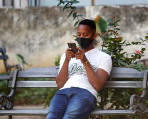 La conexión a internet móvil en Cuba sigue cortada tres días después de las protestas, aunque una minoría ha recuperado el servicio de datos 