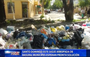 Las calles de SDE continúan arropadas de basura, mientras residentes de ese municipio continúan en espera de una mayor presencia de camiones recolectores 