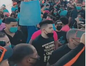 Protestan en el área monumental de Santiago contra el toque de queda