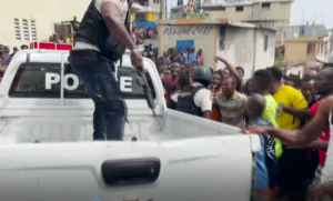 Un grupo de decenas de haitianos capturó a dos extranjeros y se los entregó a la Policía, por sospechas de que se tratan de dos supuestos integrantes del comando 