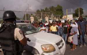 Cientos de haitianos se congregaron este viernes frente a la sede de la Embajada de Estados Unidos en el país con la esperanza de que les concedan un visado 