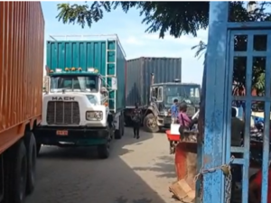 Camioneros haitianos bloquean paso fronterizo de Juana Méndez 