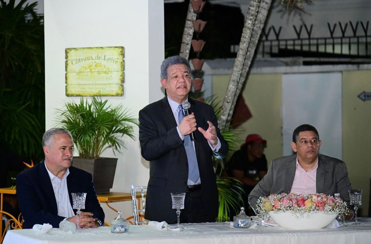 Leonel favorece incluyan estudio de la Biblia en escuelas públicas