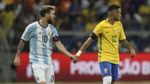 Messi aterriza en París para firmar por el PSG; Neymar le da la bienvenida