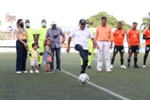 Presidente de Industrias Macier hace el saque de honor en juego Cibao FC y Atlético Vega Real