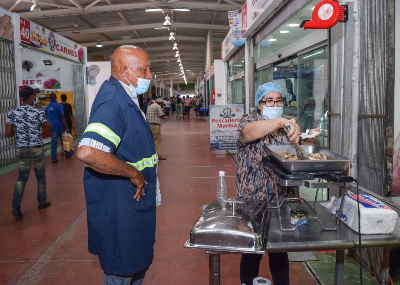 Comerciantes del Merca Santo Domingo incentivan consumo de carne de cerdo con degustación gratuita