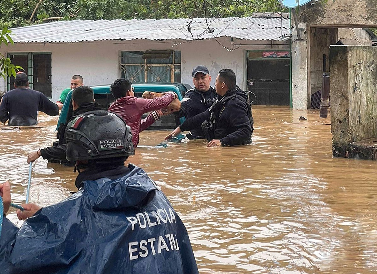 Grace se degrada pero provoca siete muertes en México
