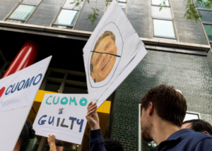 El gobernador de Nueva York, Andrew Cuomo, afrontaba este miércoles numerosas llamadas a la dimisión en una protesta ciudadana ante su oficina 