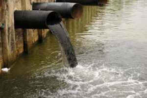 En Cristo Rey y Villa Consuelo denuncian reciben agua contaminada