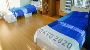 Atletas israelíes rompen cama 