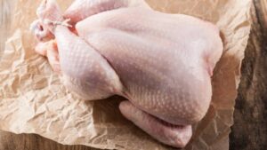 Productores de huevos saludan importación de pollos