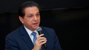 Ministro de Salud reconoce deterioro en algunos centros hospitalarios
