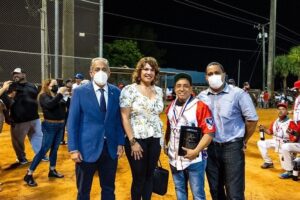 Exaltan dominicanos al salón de la fama de Softball en Florida 
