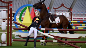 Descalifican de JJ.OO a entrenadora alemana por golpear caballo
