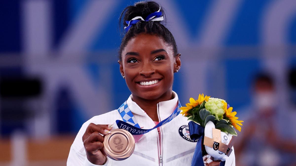 Simone Biles regresa a la competición olímpica y gana bronce en la viga