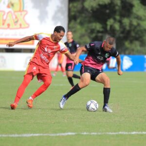 Andrés Salinas de Jarabacoa defiende el balón ante la defensa del Atlético Vega Real en acción del Derbi Vegano