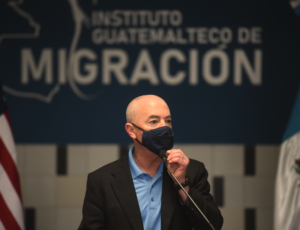 Agentes de la Oficina de Aduanas y Protección Fronteriza detuvieron en la frontera sur a 212.672 indocumentados en julio pasado