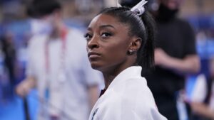 Simone Biles participará en la final de barra de equilibrios