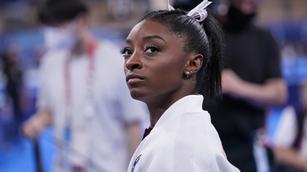 Simone Biles participará en la final de barra de equilibrios