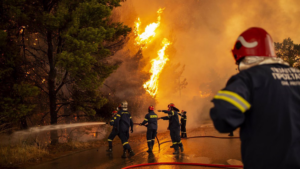 Miles de evacuados y dos muertos en incendios en Grecia