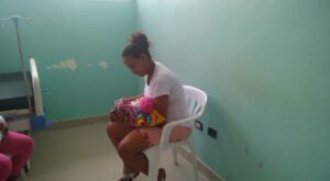 Una mujer que guarda prisión junto a su pareja fue trasladada de urgencia al Hospital Leopoldo Pou de la provincia Samaná donde dio a luz