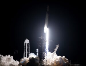 Las condiciones meteorológicas obligaron este sábado a la NASA a aplazar el despegue de la misión de abastecimiento a la Estación Espacial Internacional (EEI) a través de una cápsula Dragon de SpaceX, que tenía previsto partir esta pasada madrugada desde una plataforma de Florida. EFE/EPA/CJ GUNTHER/Archivo