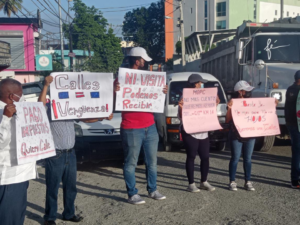 Residentes de diversos sectores en SDO protestan por el arreglo de sus calles 