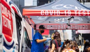 NY exigirá vacuna a los empleados de tránsito por aumento de casos