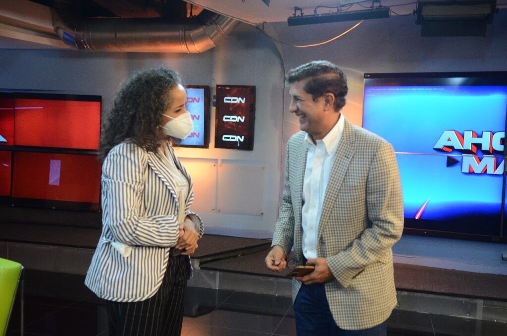 Presidente de Multimedios del Caribe, Manuel Estrella junto a Julissa Reynoso