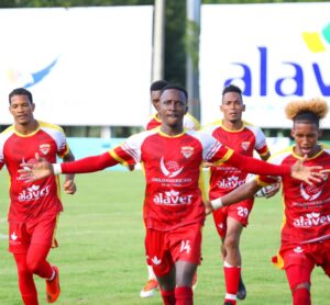 Atlético Vega Real se llevó los tres puntos frente a los universitarios de O&M FC tras remontar 2-1 en el Estadio El Cóndor de La Vega. 
