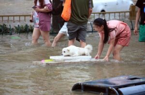 Aumenta a 300 la cifra de muertos por inundaciones en China 