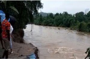 Crecida del río Nizao derrumba viviendas construidas a orillas del afluente