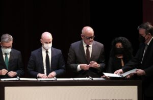 CIUDAD DE MÉXICO (MÉXICO), 13/08/2021.- Un integrantes de la inauguración del proceso de negociación y diálogo, y firma de un memorando de entendimiento de Venezuela. El jefe de la Plataforma unitaria de Venezuela, Gerardo Blyde Pérez,el diplomatico Noruego Dag Nylander, presidente de la Asamblea Nacional de VenezuelaJorge Rodríguez y el canciller mexicano Marcelo Ebrard