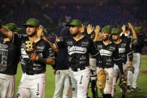 El equipo de Sultanes de Monterrey se mantiene firme en busca de entrar a playoffs al vencer a los Acereros de Moclova la noche de este martes.