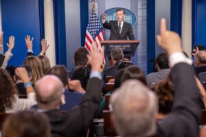 Estados Unidos defiende  caos en Kabul era inevitable y negocia con los talibanes